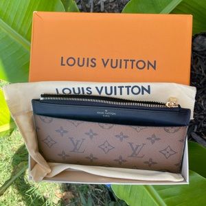 LOUIS VUITTON
Reverse Monogram Slim Purse